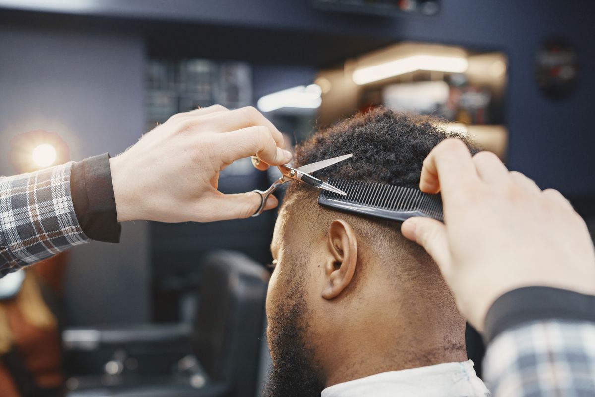Corte desvanecido con máquina y peine en Barber Shop Tibú