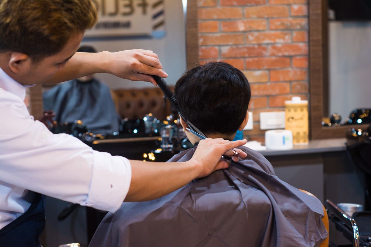 Barbero definiendo contorno en Barber Shop Tibú